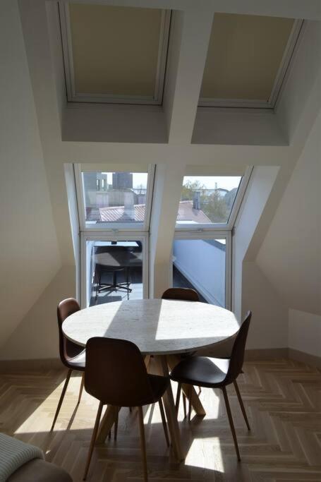 Luxury Apartment With A Balcony And View In Riga Old Town Exteriör bild