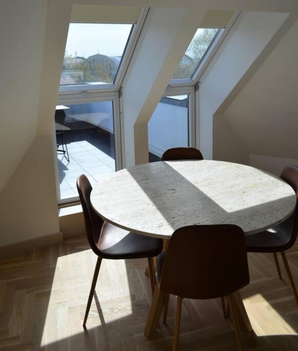 Luxury Apartment With A Balcony And View In Riga Old Town Exteriör bild